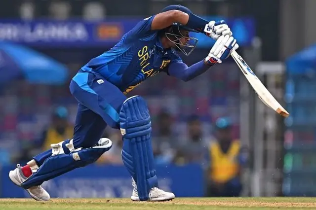 ශ්‍රී ලංකා ඉනිමේ අවසන් කඩුලු 8 ලකුණු 52ක් තුළදී දැවී යෑම කැපී පෙනෙන සිද්ධියක් විය.