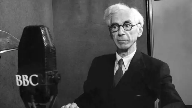 Bertrand Russell, de terno, em estúdio de rádio da BBC