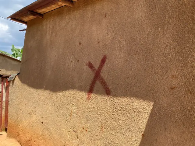 Inzu ziherutse gushyirwaho iki kimenyetso abazirimo isaha n'isaha bagomba kuzivamo ndetse bamwe bazivanywemo