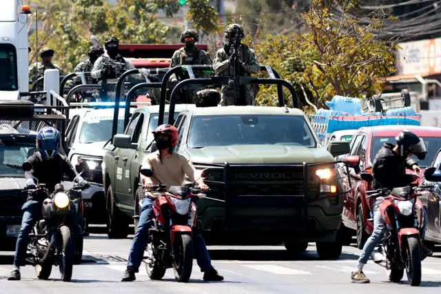 Soldados mexicanos patrulham a passagem do cortejo fúnebre do narcotraficante Nemesio 'El Mencho' Oseguera até o cemitério Recinto de la Paz em Zapopan, no Estado de Jalisco, México, em 2 de março de 2026