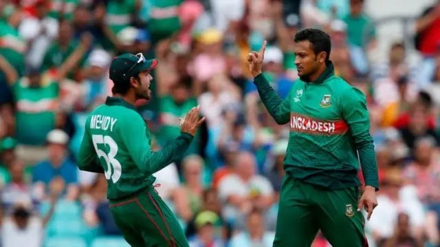 অধিনায়ক সাকিব আল হাসান (ডানে) ও মেহেদী মিরাজ 