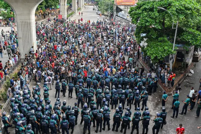 মুখোমুখি পুলিশ ও বিশ্ববিদ্যালয়ের শিক্ষার্থী