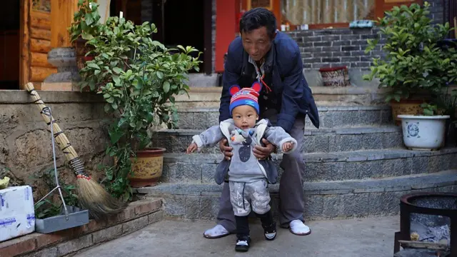 ኣኮታት ናይ ኣቦነት ተራ ይጻወቱ 