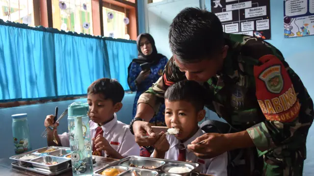Personel TNI AD menyuapi siswa