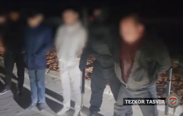 Ayollar qiniga shisha solmoqda (foto)