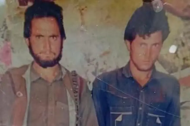 نصیرالدین (ښی) له خپل ورور ګردیز سره