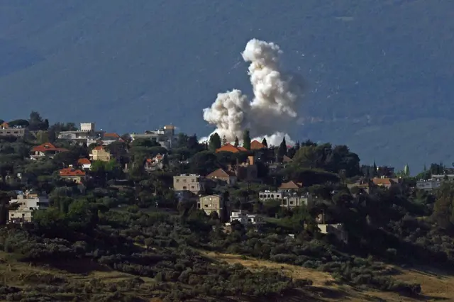 Humo se eleva sobre varios edificios tras un ataque israelí en Líbano