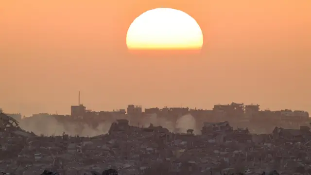 صورة تظهر غروب الشمس على شمالي قطاع غزة، ويبدو فيها دمار واسع النطاق.