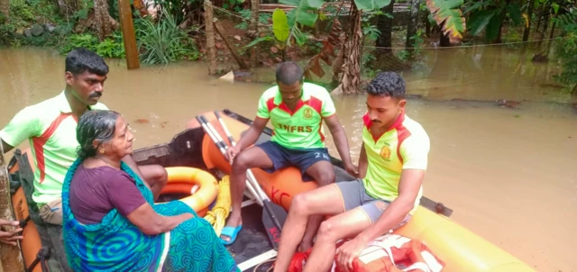 வெள்ளத்தில் சிக்கிய மக்கள்