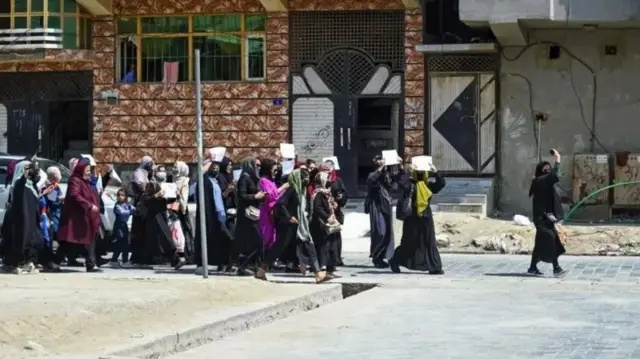 Пойтахт Кобулда аёлларга таълим олиш тақиқланишига қарши ташкил қилинган хотин қизлар норозилик намойиши