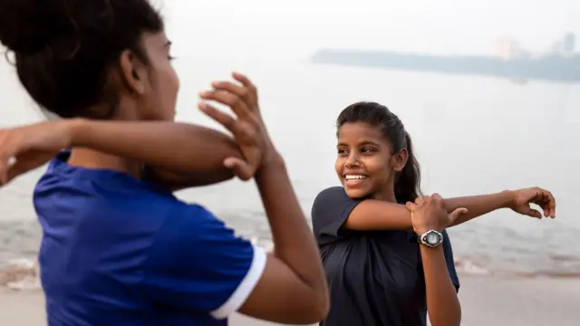  ব্যায়াম করছেন দুই নারী- প্রতীকী ছবি 