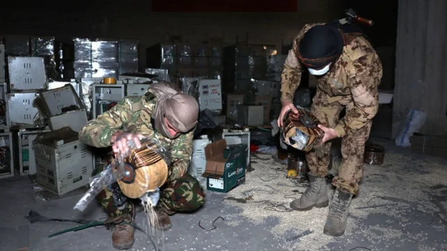 Большое количество таблеток было найдено спрятанным среди промышленных товаров