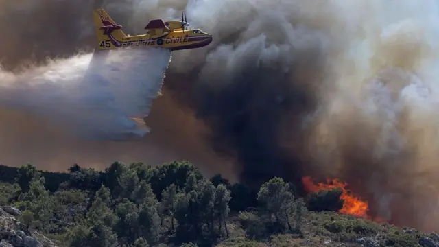 మంటలు ఆర్పుతున్న విమానం