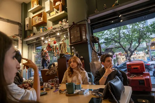Sejumlah perempuan muda Iran duduk di sebuah kafe di pusat kota Teheran, Iran, 23 April 2026, saat gencatan senjata diperpanjang atas perintah Presiden Amerika Serikat Donald Trump. 