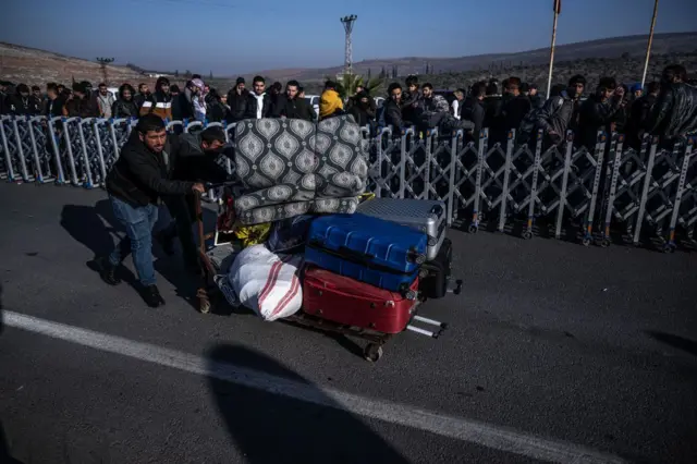 Cilvegözü sınır kapısında valizlerini taşıyan bir Suriyeli. 