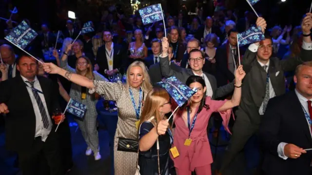 İsveç Demokratları Partisi yandaşları seçim sonuçlarını kutluyor