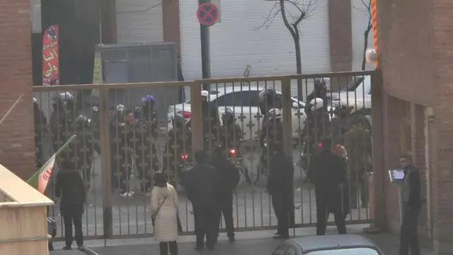 حضور نیروهای امنیتی مقابل بیمارستان سینا در تهران، ۱۶ دی ۱۴۰۴