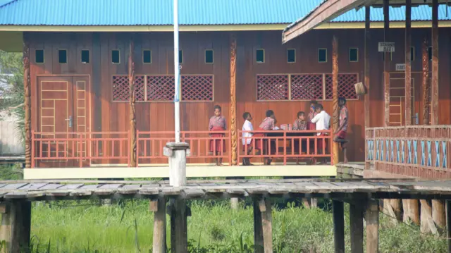 Doretheus Ohoiwutun, SD YPPK Santa Petrus Paulus, Keuskupan Agats, Kampung As, Kampung Atat, Kabupaten Asmat, Papua Selatan, gizi buruk