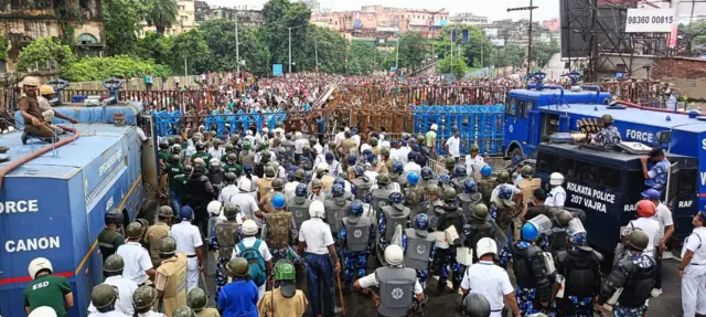 
নবান্ন অভিযানের আগেই কড়া নিরাপত্তা বলয়ে ঢেকে দেওয়া হয়েছিল নবান্নগামী রাস্তা, হাওড়া এবং কলকাতার বিভিন্ন অংশ। 