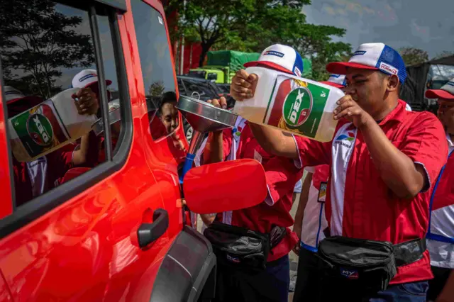 Pegawai SPBU mengisi BBM pengendara di SPBU Modular, Rest Area KM 456B Jalan Tol Semarang-Solo, Salatiga, Jawa Tengah Kamis (12/3/2026). PT Pertamina Patra Niaga Regional Jawa Bagian Tengah (RJBT) melalui Satgas Ramadhan dan Idul Fitri (RAFI) 2026 memastikan kesiapan pemenuhan distribusi energi BBM kepada masyarakat saat arus mudik-balik Lebaran 2026 di antaranya penyediaan SPBU modular, motoris Pertamina, dan Mobile Storage pertamina di sejumlah titik rest area Jalan Tol Trans Jawa, bandara, serta lokasi wisata. 