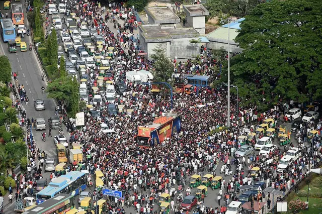 બીબીસી ગુજરાતી બેંગલુરુ આરસીબી ચિન્નાસ્વામી સ્ટેડિયમ ભાગદોડ ધક્કામુક્કી નાસભાગ ક્રિકેટ આઇપીએલ