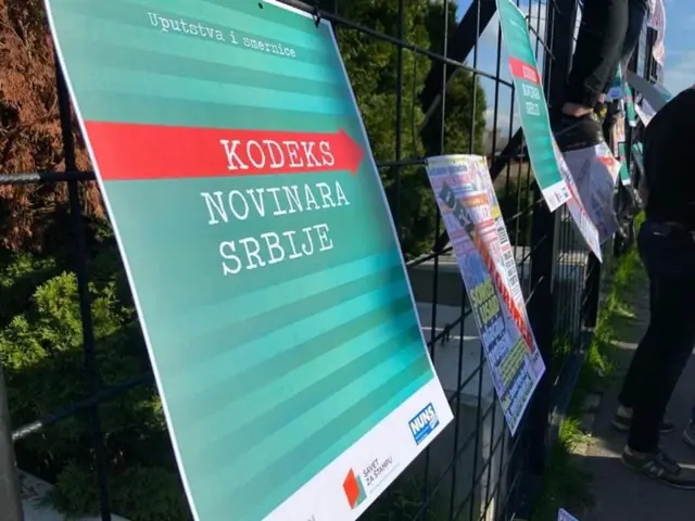 Poster Kodeks novinara Srbije okačen na ogradu