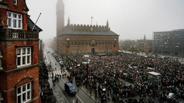 Protesto em Copenhague. Foto mostra uma praça lotada de pessoas.