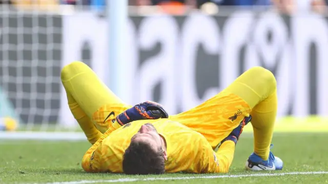 آلیسون بکر ۱۱ دقیقه مانده به پایان بازی مقابل کریستال پالاس به دلیل مصدومیت از زمین خارج شد