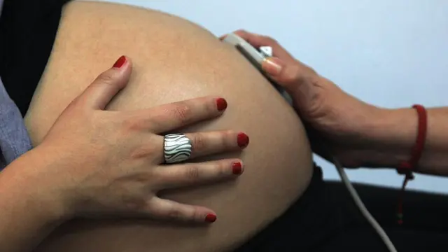 Una mujer embarazada se somete a una ecografía