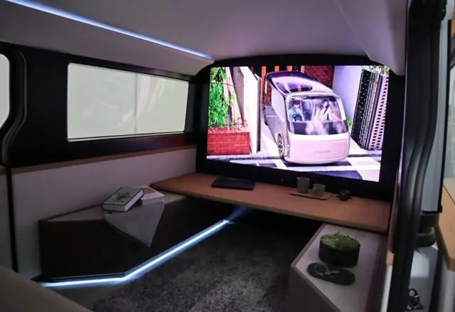 بخش عقب اتاق +LDK که در آن میزی با ارتفاع کم و یک نمایشگر ۶۵ اینچی دیده میشود