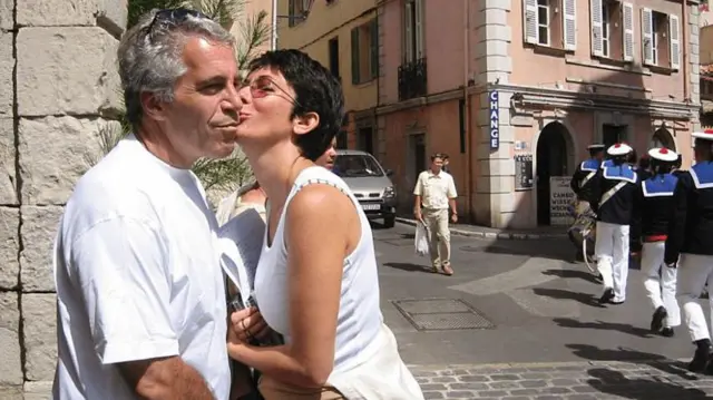 Epstein i Maxwell na jednym ze zdjęć opublikowanych przez Departament Stanu USA. 