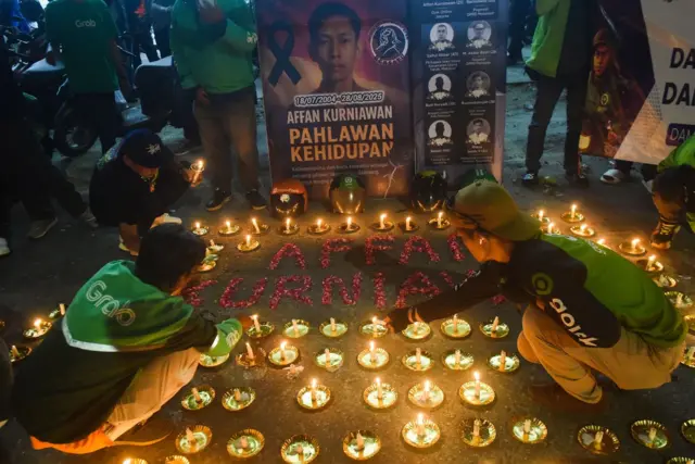 Aksi pengemudi ojol dengan menyalakan lilin.