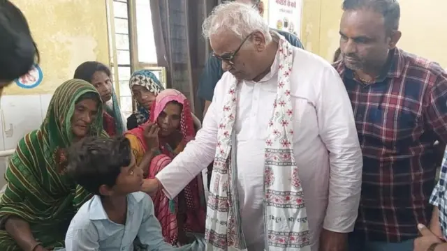 जखमी मुलांना भेटताना शिक्षण मंत्री मदन दिलावर.