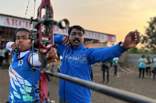 आदिती कोच प्रवीण सावंत यांच्यासोबत 