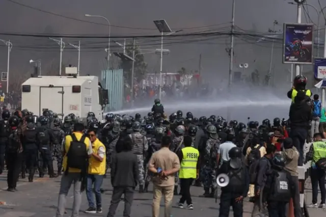 तीनकुनेमा प्रहरीले लाठीचार्ज गर्नुका साथै पानीको फोहरा, अश्रुग्यास र गोली पनि प्रहार गरेको थियो