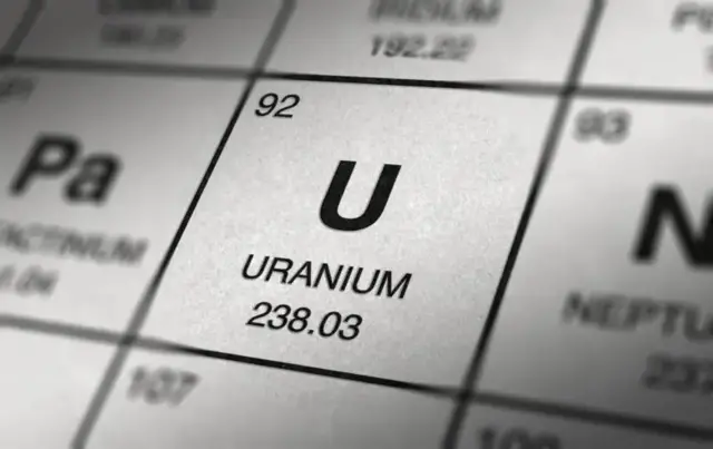 Uranium iraremereye, kuri 'periodic table' ifite ikirango cya U an'umubare 'atomic' wa 92.