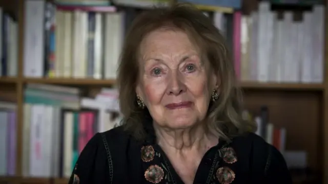 La premio Nobel Annie Ernaux en su casa llena de libros en Cergy, a las afueras de París