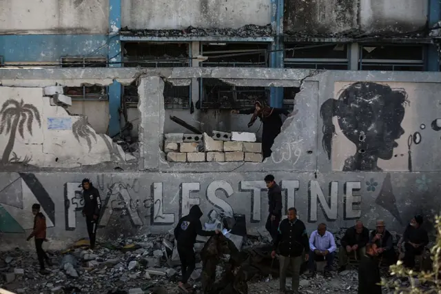 İsrail'in Nuseyrat Mülteci Kampı'na İsrail'in düzenlediği saldırı sonrası binalardaki hasar inceleniyor