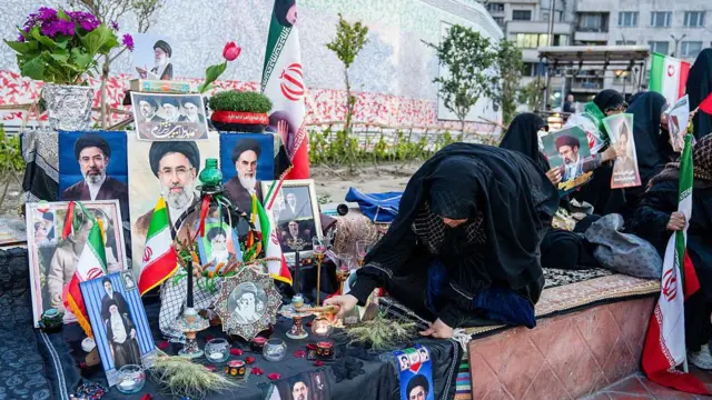 Импровизированный алтарь на демонстрации в поддержку иранского правительства, 22 марта 2026 года в центре Тегерана, Иран.