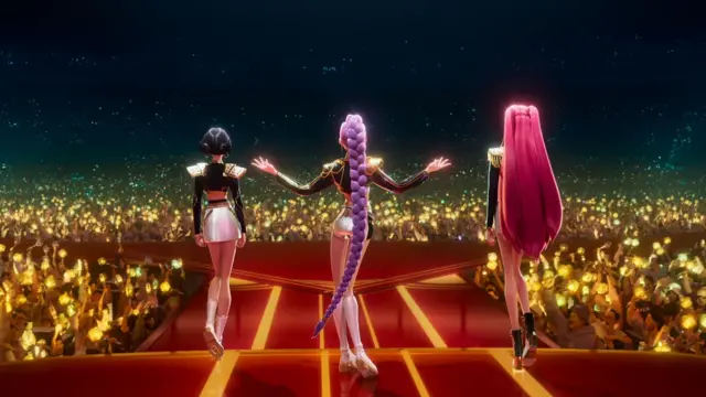 Las tres protagonistas animadas de K Pop Demon Hunters salen a un escenario donde las aclaman miles de fans