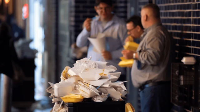 Fast food atıkları ve bir çöp.