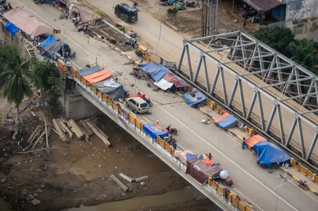 Tenda pascabanjir bandang di Aceh Tamiang, Aceh, Kamis (4/12/2025).