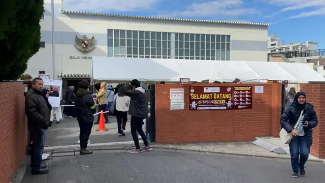 Suasana pencoblosan di TPS di Sekolah Republik Indonesia Tokyo (SRIT) Tokyo, Minggu (11/02).