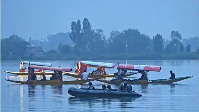 గత నాలుగేళ్లలో జమ్మూకశ్మీర్‌లో అభివృద్ధి కోసం రూ.40,000 కోట్లను ఖర్చు చేసినట్లు కేంద్ర ప్రభుత్వం చెబుతోంది.