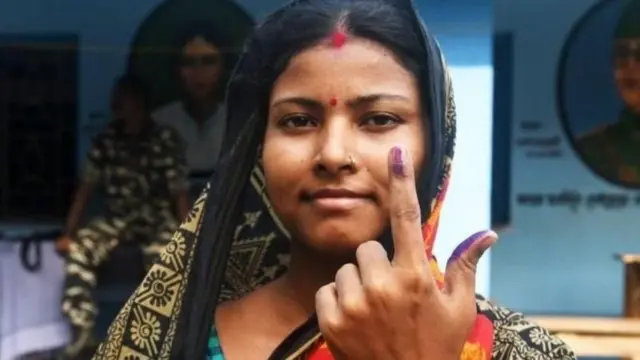 வாக்களித்த ஒரு பெண்ணின் புகைப்படம்