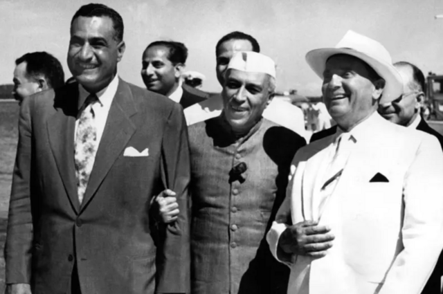 Hindistan'ın Jawaharlal Nehru (ortada) Bağlantısızlar Hareketi'nin sözcülerinden biriydi