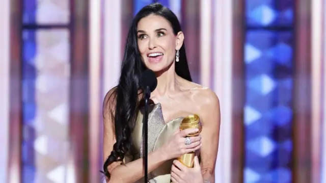 Demi Moore con su premio en los Globos de Oro 2025 en Los Ángeles, California, Estados Unidos, el 5 de enero de 2025.