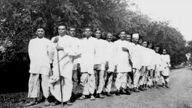 બાજીપુરામાં નર્મદાશંકરનું ગ્રુપ બારડોલી સત્યાગ્રહ સરદાર પટેલ ગુજરાત સુરત બીબીસી ગુજરાતી ગાંધીજી અંગ્રેજ સ્વતંત્રતાનું આંદોલન આઝાદીની ચળવળ