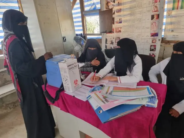 يقول العاملون في بعض العيادات إن مخزون الدواء قليل للغاية ولا يتناسب إطلاقا مع أعداد المرضى واحتياجاتهم