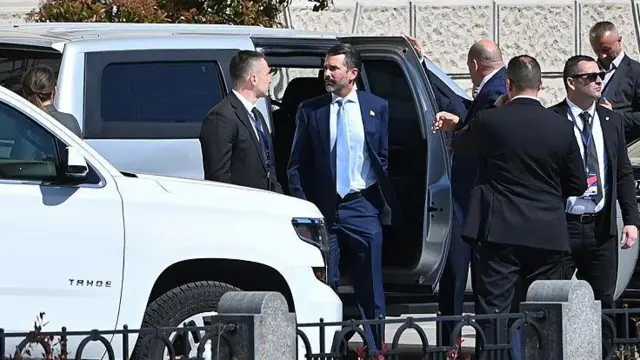 Доналд Трамп млађи по доласку у Бањалуку, излази из белог џипа, окружен је обезбеђењем